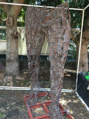 Richard Korblah, sculpture in-situ cour de Lerka, 2019-12-13