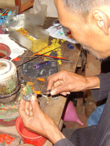 Elabakana Tana ateliers fabrication de perles 2, Antsahabe, dec 2005