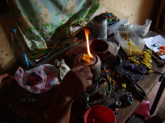 Elabakana, Tana ateliers fabrication de perles, Antsahabe, dec 2005